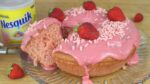 SURPREENDA-SE COM ESTE DELICIOSO BOLO DE NESQUIK DE MORANGO | CAKEPEDIA
