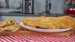 EMPANEI A MASSA DO PASTEL DE FRANGO E OLHA COMO FICOU | CHEF LÉO OLIVEIRA