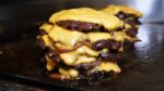 1000 unidades vendidas no final de semana?  Cheeseburger grelhado estilo americano de Nova York / comida de rua coreana
