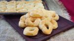 COM POUCOS INGREDIENTES E FÁCIL DE FAZER, ESSE É O MELHOR BISCOITO DE POLVILHO QUE EU JÁ COMI!