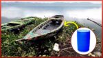 Construindo um barco com barris de plástico e madeira na selva
