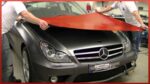 Trabalhos satisfatórios de empacotamento de carros por trabalhadores com habilidades incríveis