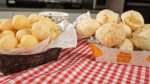 COMO PREPARAR PÃO DE QUEIJO [RECEITA SIMPLES E FÁCIL] – CHEF LÉO OLIVEIRA