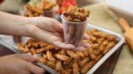 TIRINHAS DE LINGUIÇA CALABRESA COM BATATAS NA MASSA! PETISCO GOSTOSO COMO VOCÊ NUNCA VIU!